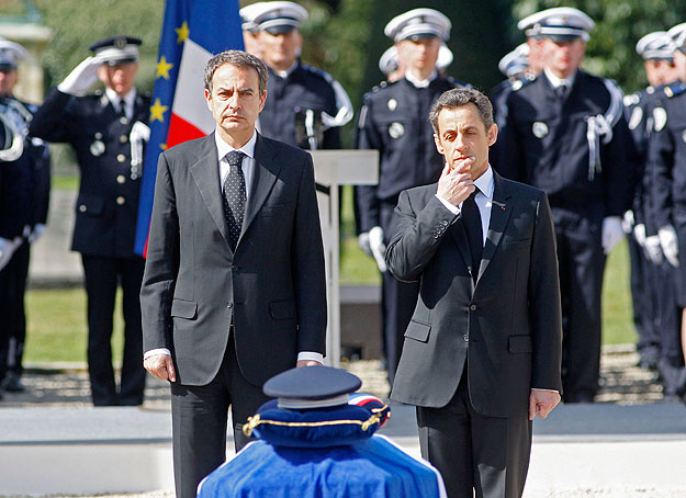 Zapatero és Sarkozy a meggyilkolt francia rendőr koporsójánál