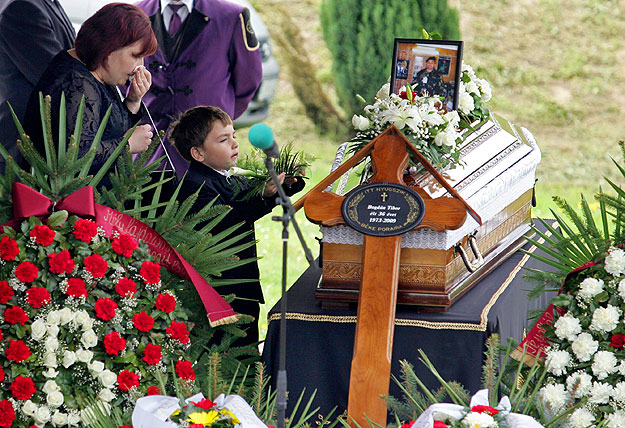 Bogdán Tibor fia és volt felesége a temetésen