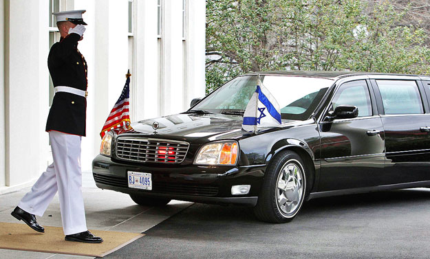 Tengerészgyalogos az érkező Netanjahu kocsijánál. A Fehér Házban a dalai lámát sem fogadták ilyen visszafogottan