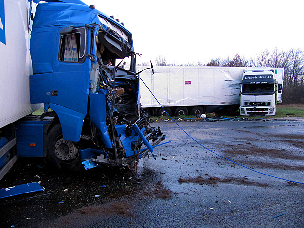 Kecskemét, 2010. március 24.
Sérült kamionok állnak Kecskeméten a régi 5-ös út és a Mindszenty körút találkozásánál, miután a jármûvek összeütköztek. A török és a magyar rendszámú kamion vezetõjét kórházba szállították.
MTI Fotó: Donka Ferenc