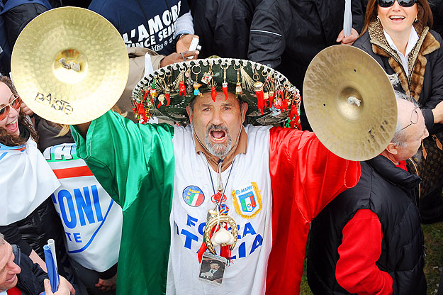 Berlusconi-rajongó egy kampánygyűlésen