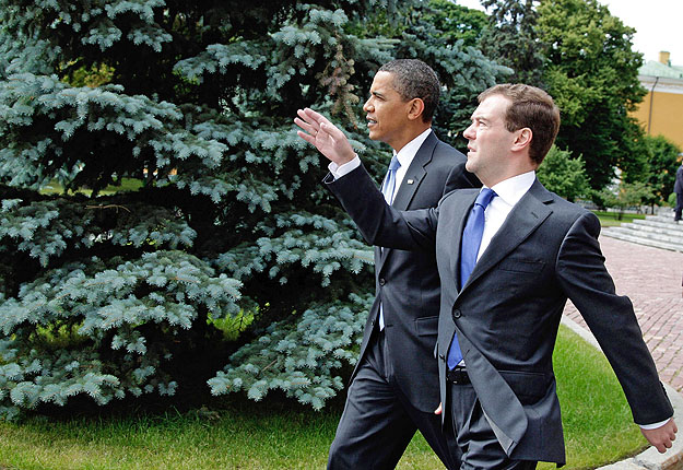 Obama amerikai és Medvegyev orosz elnök írja alá a megállapodást. Maradnak nyitott kérdések