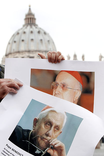 Bertone bíboros és XVI. Benedek pápa képével tüntetnek a gyermekek zaklatása ellen Rómában