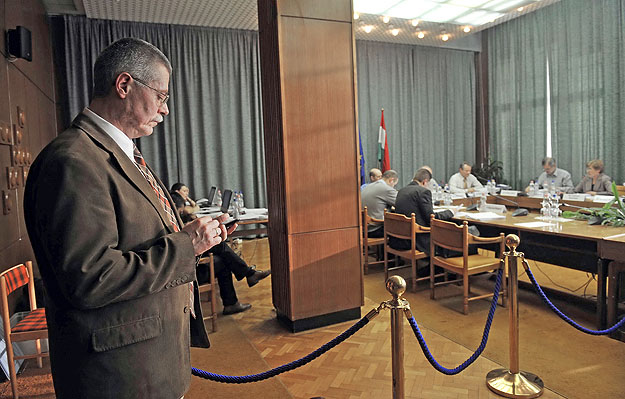 Kajdi József, az MDF szakpolitikai kabinetvezetője figyeli az OVB munkáját