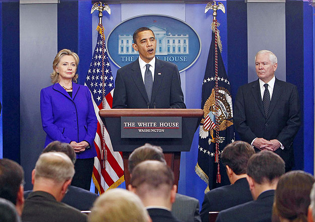 Hillary Clinton külügyminiszter, Barack Obama elnök és Robert Gates védelmi miniszter a bejelentéskor