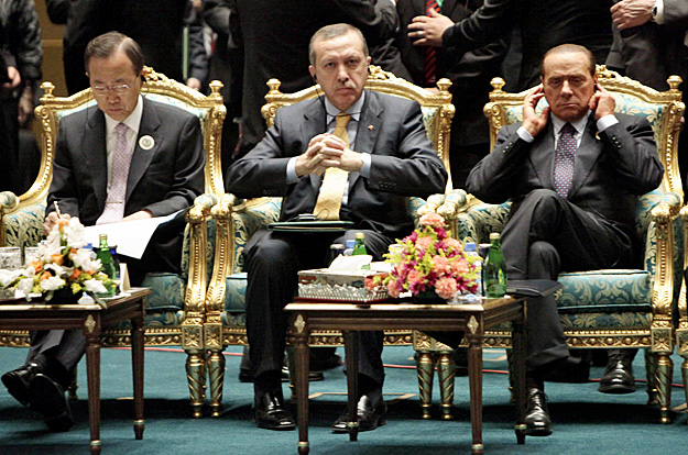 Recep Tayyip Erdogan (középen) szerint „őrültség”, hogy Izrael oszthatatlannak tekinti Jeruzsálemet
