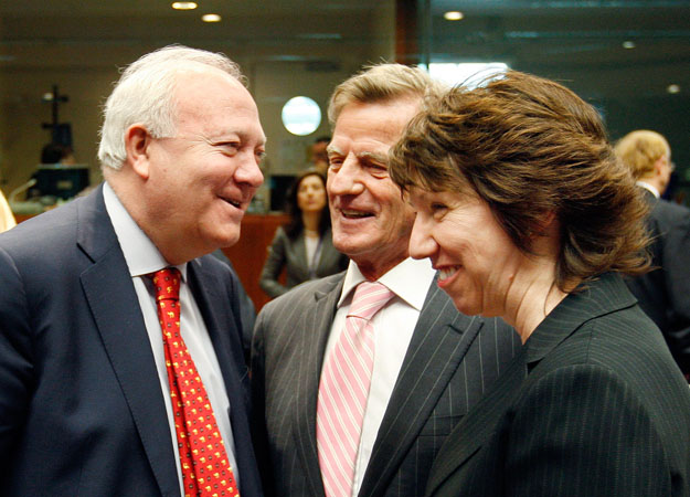 Moratinos spanyol és Kouchner francia külügyminiszter, Ashton külpolitikai főképviselővel. Angolul értik meg egymást