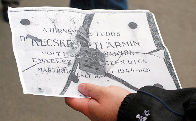 Kecskeméti Ármin emléktábláját tavaly októberben törték össze Makón