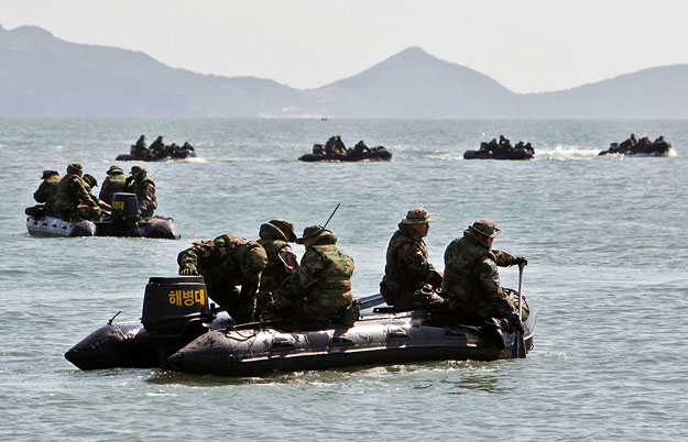 A mentőcsapatok megtalálták az ismeretlen eredetű robbanás következtében a Sárga-tengeren elsüllyedt dél-koreai hadihajó farát