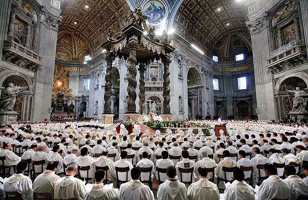 XVI. Benedek a nagycsütörtöki krizmaszentelő misén a vatikáni Szent Péter-székesegyházban 2010. április 1-én