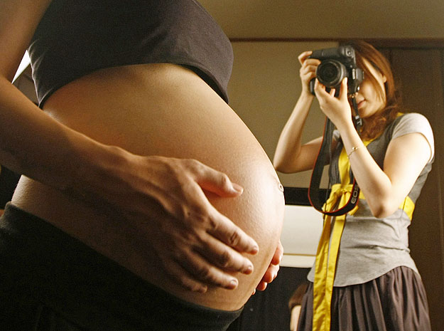 Terhes nőt fotóznak Tokióban