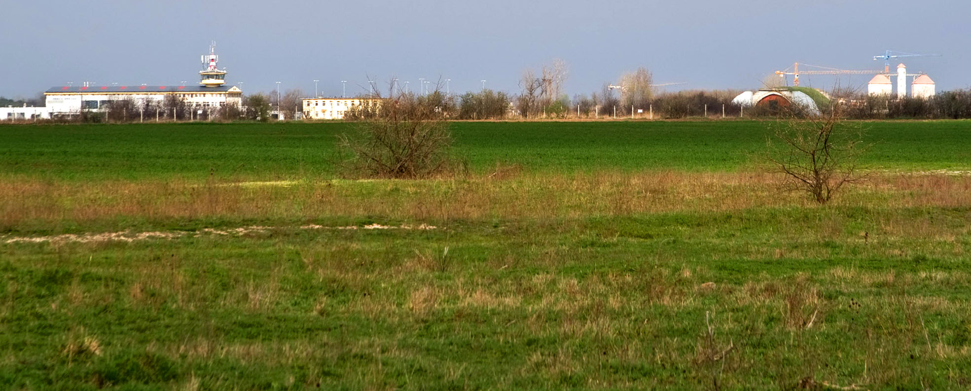 Zöld mező a repülőtér mellett – ide tervezték a debreceni déli ipari parkot