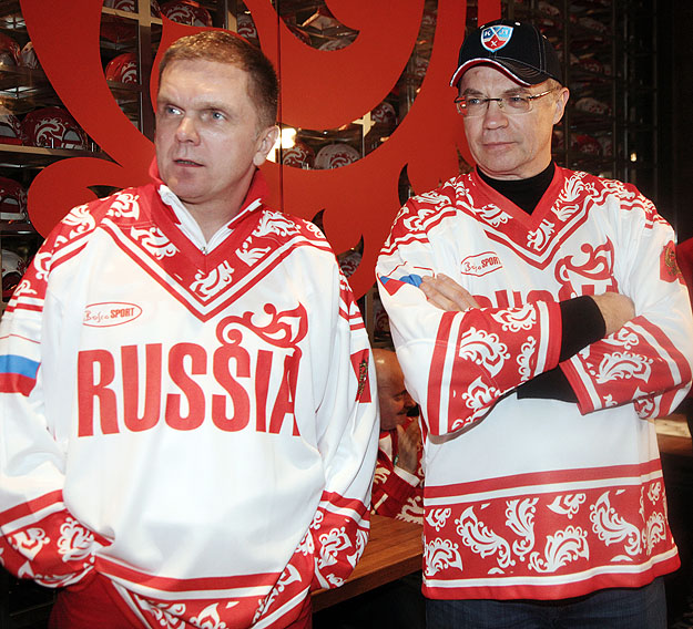 Andrej Kolesznyikov (balra) és Alekszander Medvegyev Gazprom-igazgató az Orosz úttörő rendezvényén