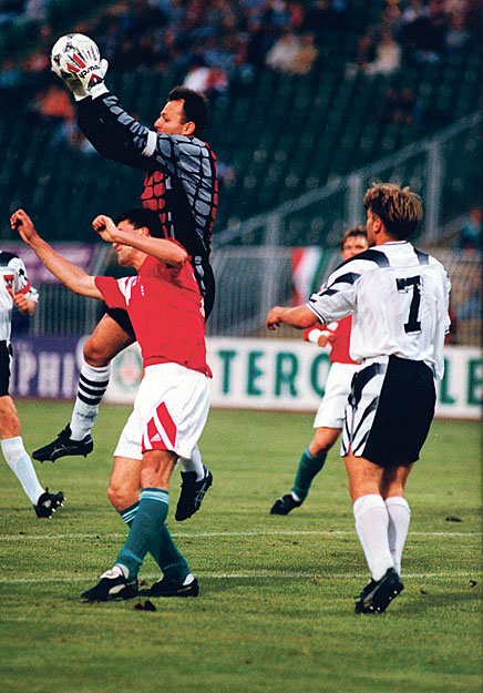 Petry Zsolt a magyar válogatott kapusaként 1996-ban, egy Ausztria elleni mérkőzésen