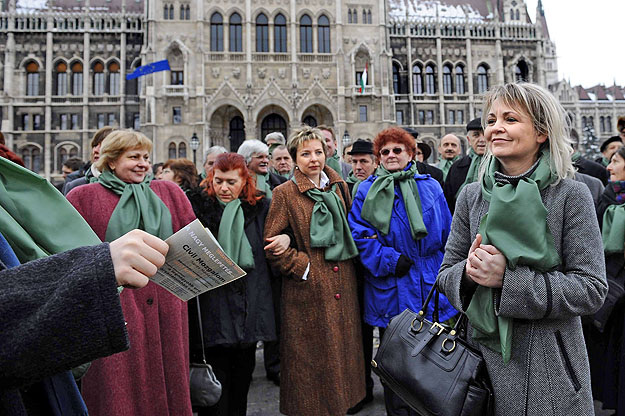 Seres Mária február 6-án, a Parlament előtt mutatta be képviselő-jelöltjeiket