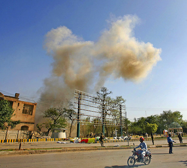 Füstfelhő gomolyog a pesavari amerikai konzulátus környékén a robbantások után