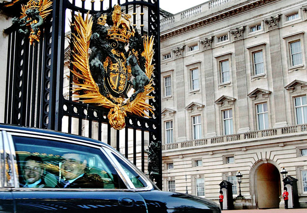 Gordon Brown elhagyja a a Buckingham-palotát, miután a leendő brit választásokról tárgyalt 
II. Erzsébet királynővel