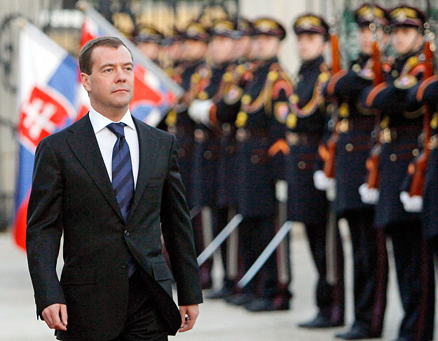 Russian President Dmitry Medvedev walks past a guard of honour upon his arrival in Bratislava, April 6, 2010.  REUTERS/Petr Josek (SLOVAKIA - Tags: POLITICS)