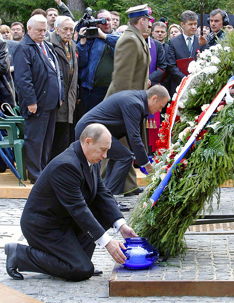 Putyin tiszteleg a kivégzett lengyel tisztek emléke előtt