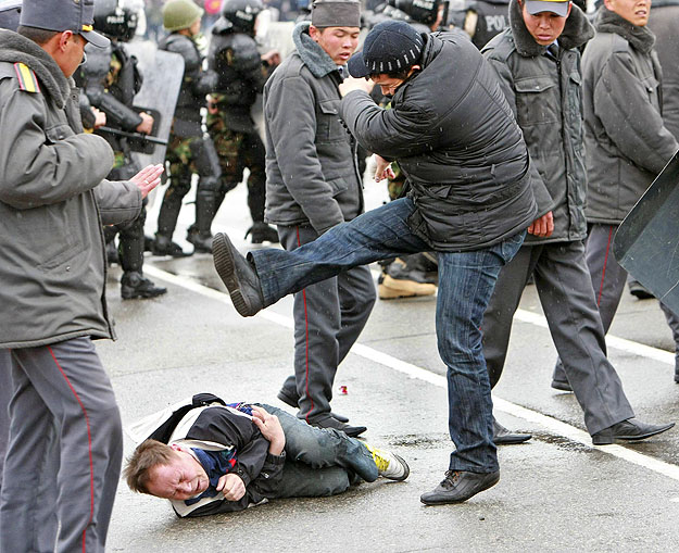 Civil ruhás rendőr rugdal  egy kormányellenes tüntetőt