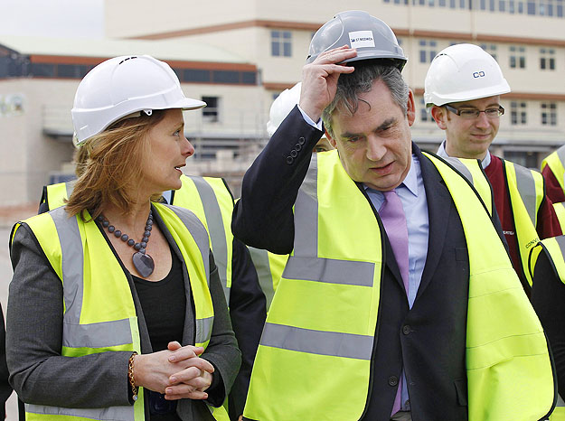 Gordon Brown és felesége gyárlátogatáson – Magasabb fokozatba kapcsolt a brit kampány