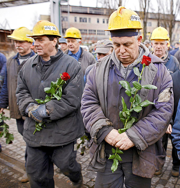 Munkások emlékeznek az áldozatokra  a gdanski hajógyárban