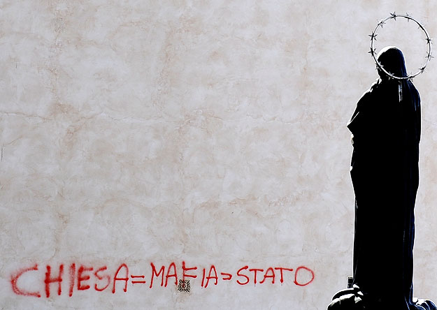 „Egyház = maffia = állam” felirat egy olaszországi templom falán