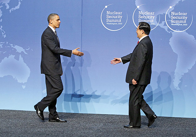 Barack Obama és Hu Csin-tao közelednek egymás felé a washingtoni csúcson 2010 áprilisában