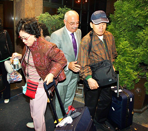 Martonyi János a külügyminiszteri bársonyszék felé siet (a kép 2006-ban készült)