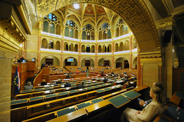 Ha a Fidesz elképzelése megvalósul, még kevesebben ülnének a parlamentben