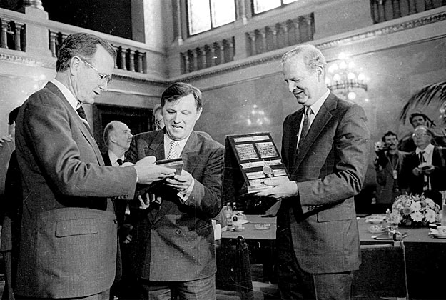 A felvételen Németh Miklós, a Minisztertanács elnöke (k) átadja  George Bushnak, az Amerikai Egyesült Államok elnökének (b) és James Baker amerikai külügyminiszternek a lebontott vasfüggöny egy-egy darabját 1989. július 12-én