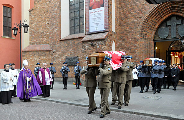 A lengyel elnöki pár koporsóit viszik a temetésre