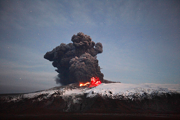 Csitult, de nem szűnt a vulkán haragja: a hét végén folyamatosan lávát és hamufelhőt bocsátott ki magából