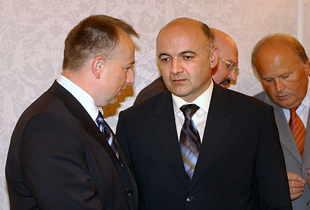Hernádi Zsolt Mol-elnök (balra) az INA szerződés aláírásakor
