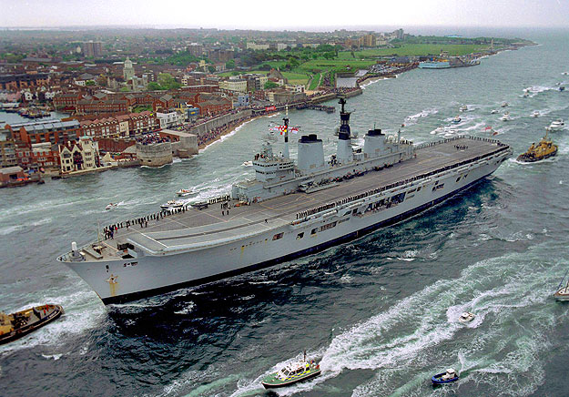 A Királyi Haditengerészet hajója, az Ark Royal is szállíthat a vulkáni füst miatt külföldön rekedt brit állampolgárokat 