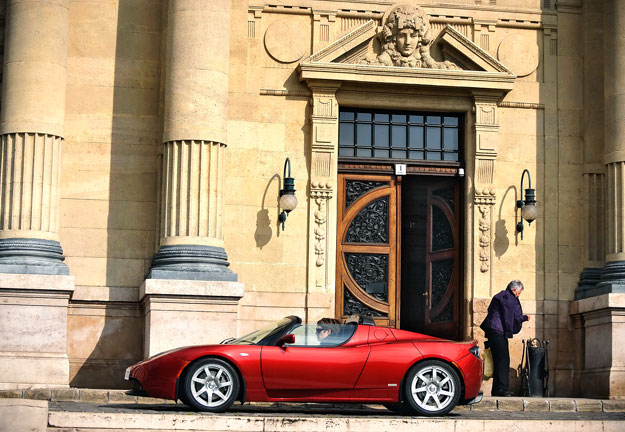 A Lotus rokona a világ első sorozatgyártású elektromos sportkocsija, a Tesla 