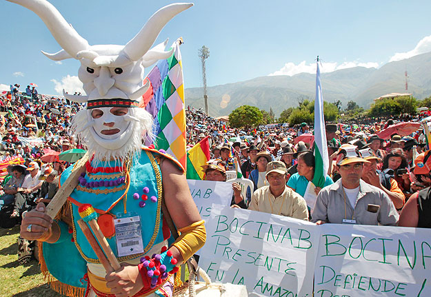 Ecuadori indiánok a Népek világkonferenciáján a klímaváltozásról és az Anyaföld jogairól Cochabamba város Tiquipaya nevű stadionjában