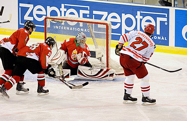 Ljubljana, 2010. április 18.
Tomasz Proszkiewicz lő Hetényi Zoltán kapujára a férfi jégkorong Divízió I-es világbajnokság második fordulójában játszott Magyarország - Lengyelország mérkőzésen Ljubljanában.
MTI Fotó: Földi Imre