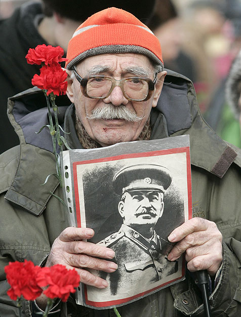 Egy Sztálin-hívő tüntet a Vörös téren