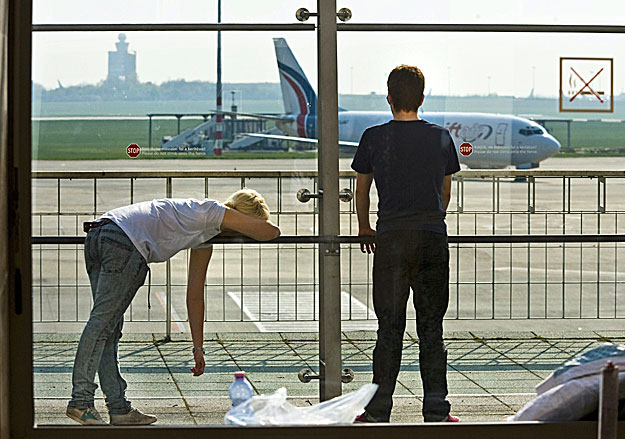 Utasok várakoznak a Ferihegyi repülőtér 1-es terminálján