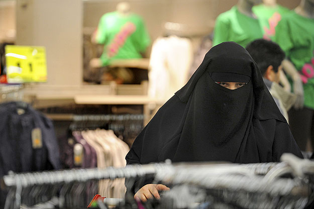 Nikábot viselő nők egy franciaországi szupermarketben