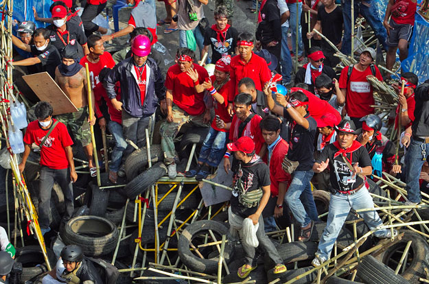 Több száz thaiföldi rendőr megrohamozta Bangkok üzleti negyedében a kormányellenes tüntetők barikádját