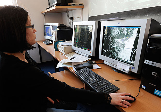 Berényi Lívia repülésmeteorológus, az Országos Meteorológiai Szolgálat számítógépen mutatja, hogy kedd hajnalban egy újabb hamufelhő érte el az országot