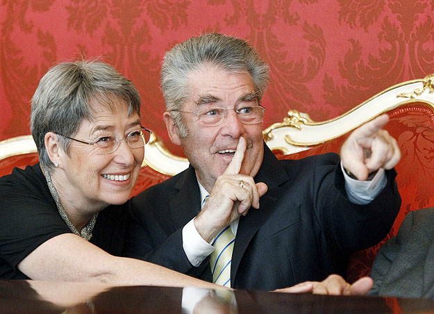 A régi-új osztrák elnök és felesége az első exit poll eredmények láttán