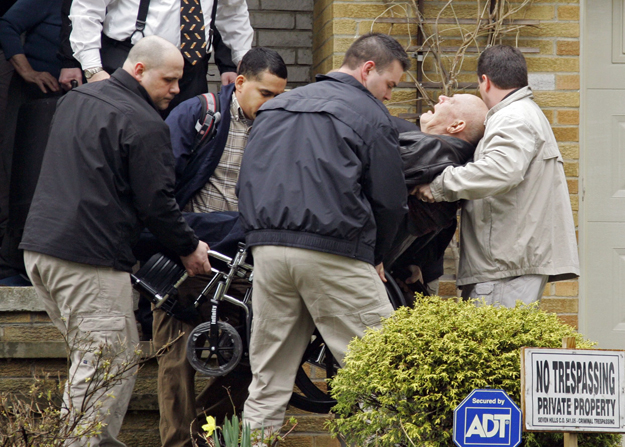 John Demjanjuk-ot az amerikai Bevándorlási Hivatal emberei szállítják tolószékestül az Ohio állambeli Seven Hillsben 2009. április 14-én
