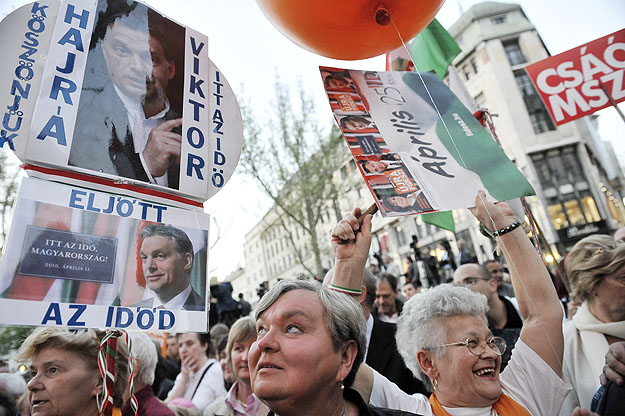 Rajongói ünneplik a Fidesz miniszterelnök-jelöltjét