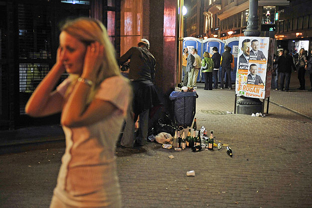 Győzelmi buli után a budapesti Vörösmarty téren