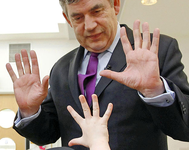 Gordon Brown egy skóciai óvodában. Győzelem esetén is pártja könnyen elengedheti a kezét