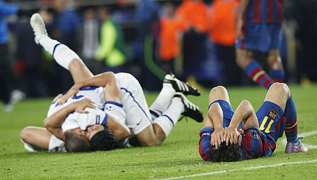 Ki így, ki úgy... A barcelonai Bojan Krkic zokog, miközben az Inter játékosai ölelkeznek