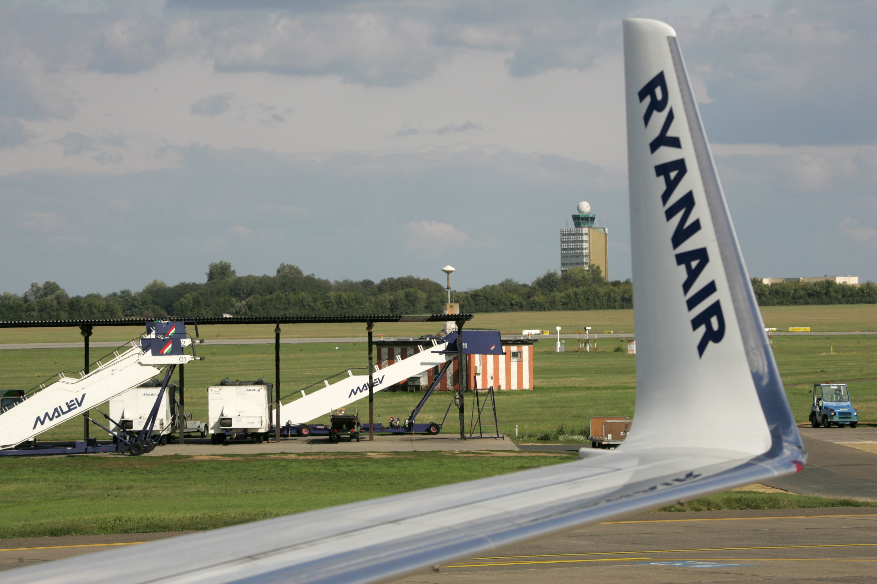 Ryanair repülőgép Ferihegyen. Elmennek, mert sokallják a költségeket